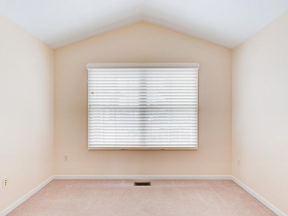 4th image of 801 N Sherman Dr