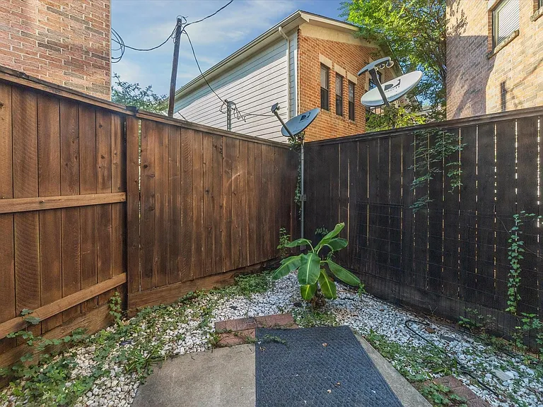 9710 Riddlewood Ln — Photo 20