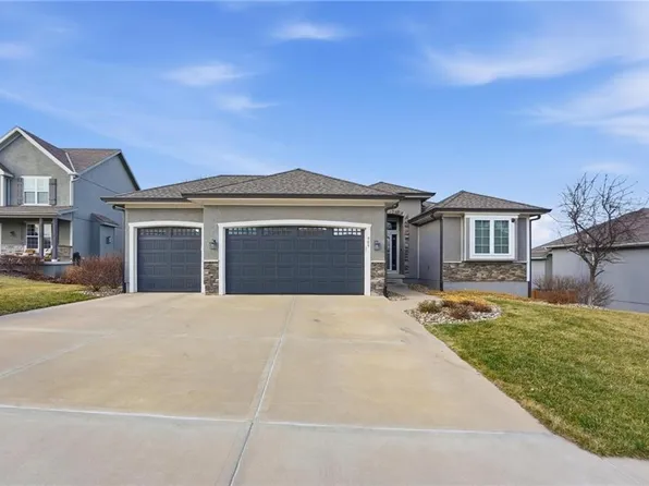 909 SE Forest Ridge Ct, Blue Springs, MO 64014