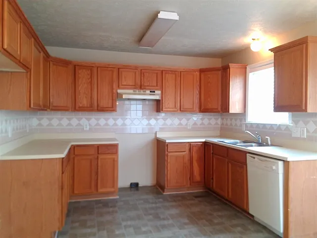 212 Wildgrove Ct — Photo 2