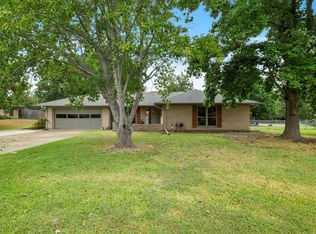324 Spring Valley Dr, Denison, TX 75020
