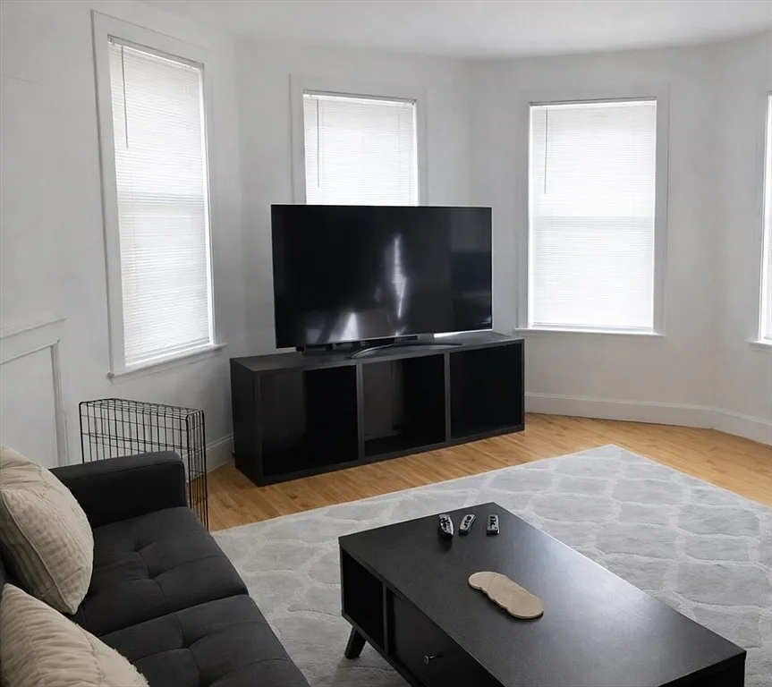 5 bed, 9999 sqft, $4,400 — Photo 4
