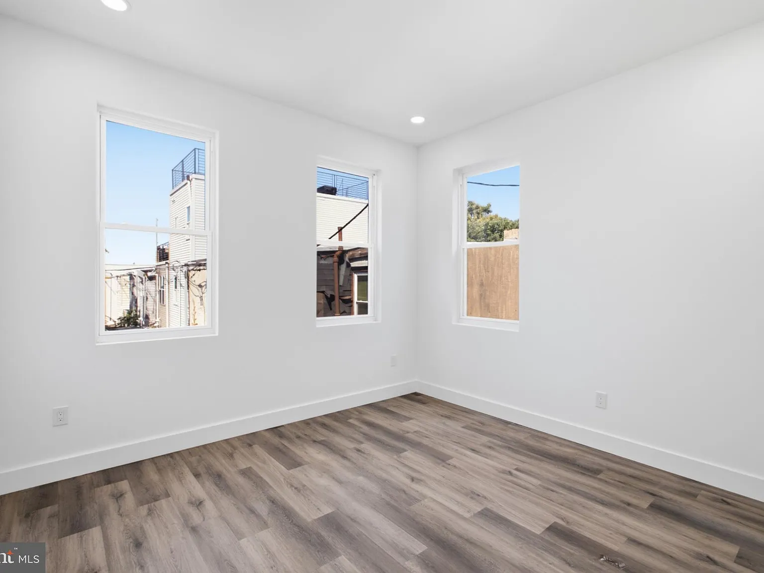 3 bed, 3.0 bath, 1700 sqft, $2,200 — Photo 2