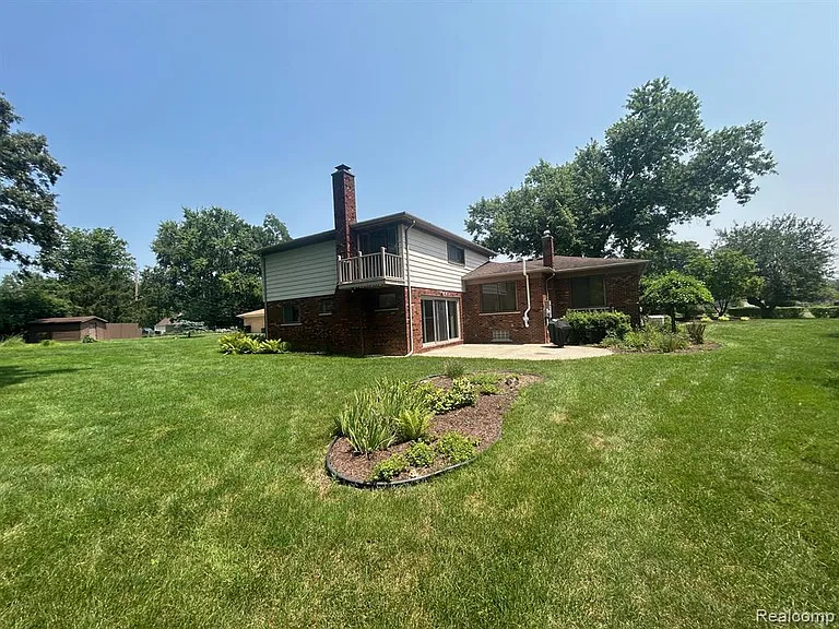 24915 Lakeland St — Photo 35