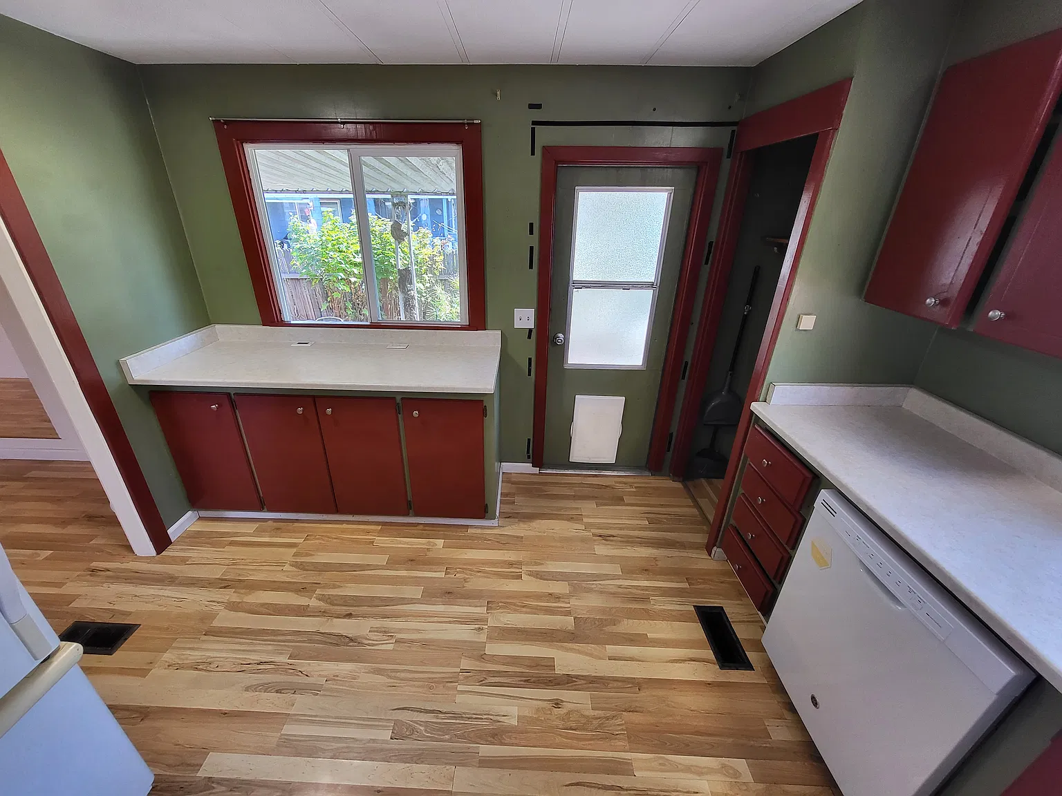 3 bed, 950 sqft, $2,100 — Photo 2