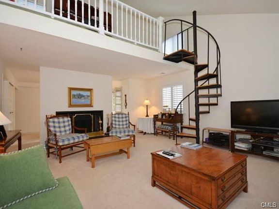 4th image of 27 Rowayton Woods Dr