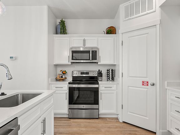5th image of 569 N Richland Valley St