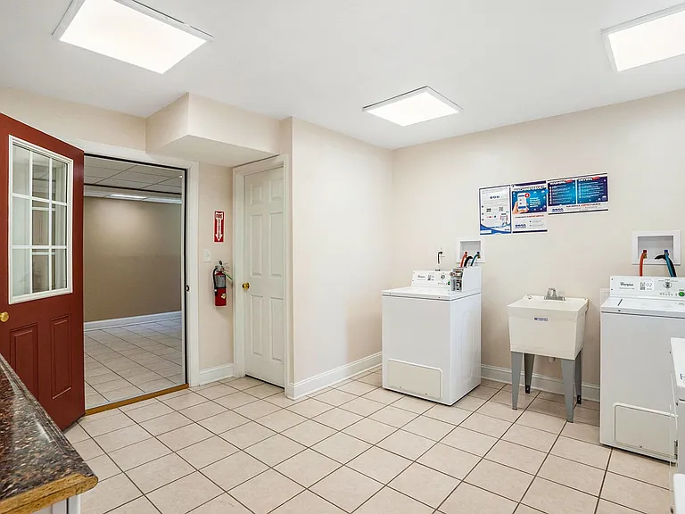Maple Court Apartments — Photo 24