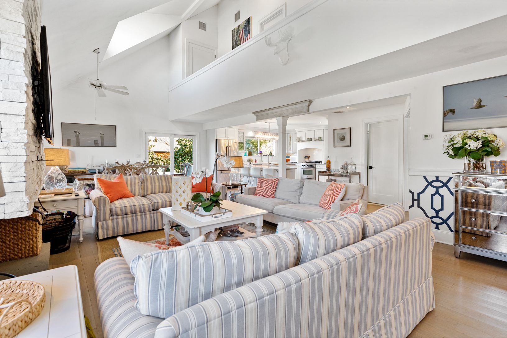  Open concept living area /kitchen/dining 