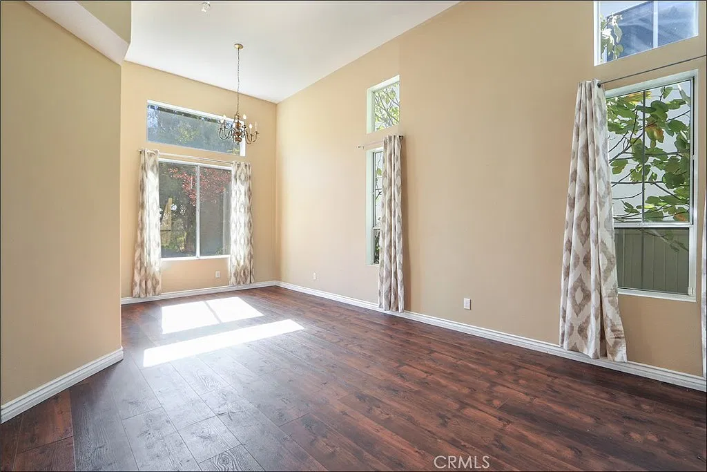 4 bed, 2.5 bath, 1900 sqft, $5,200 — Photo 3