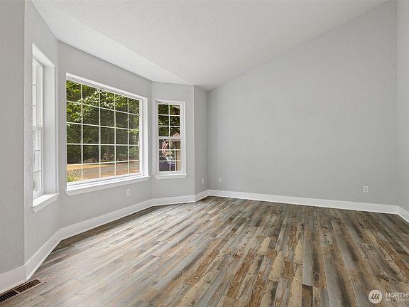 5th image of 22415 Bluewater Drive SE