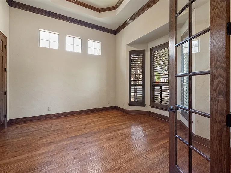 10941 Yorkshire Ln — Photo 4