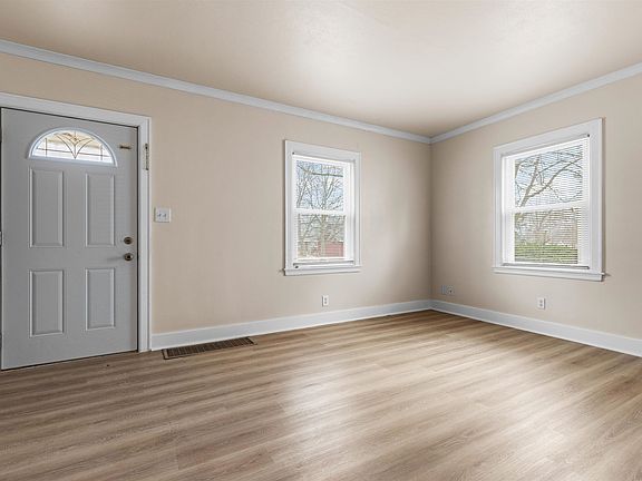 4th image of 1615 Warren Rd