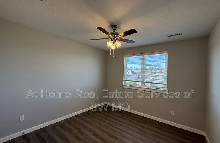 1002 S Rimes Ave — Photo 6