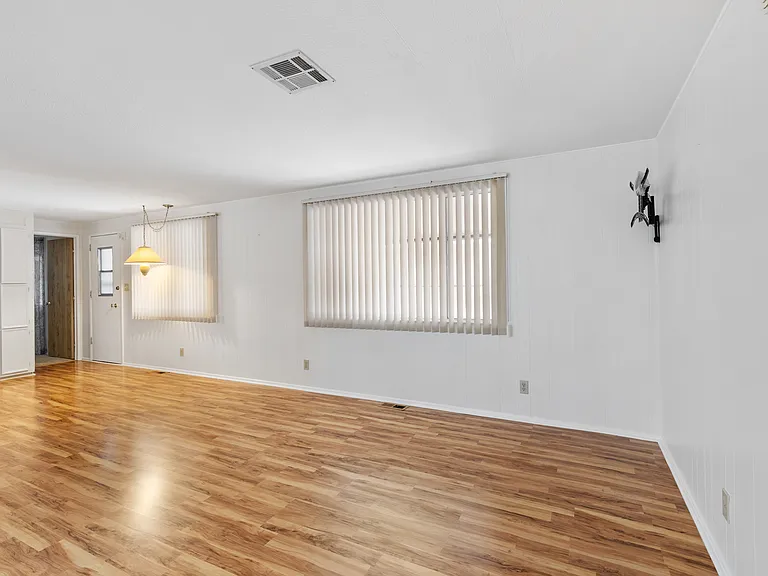 5223 E Lindstrom Ln — Photo 7