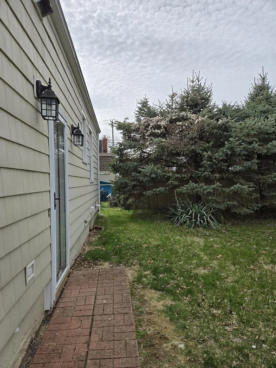 Building Photo - 38 Hartland St