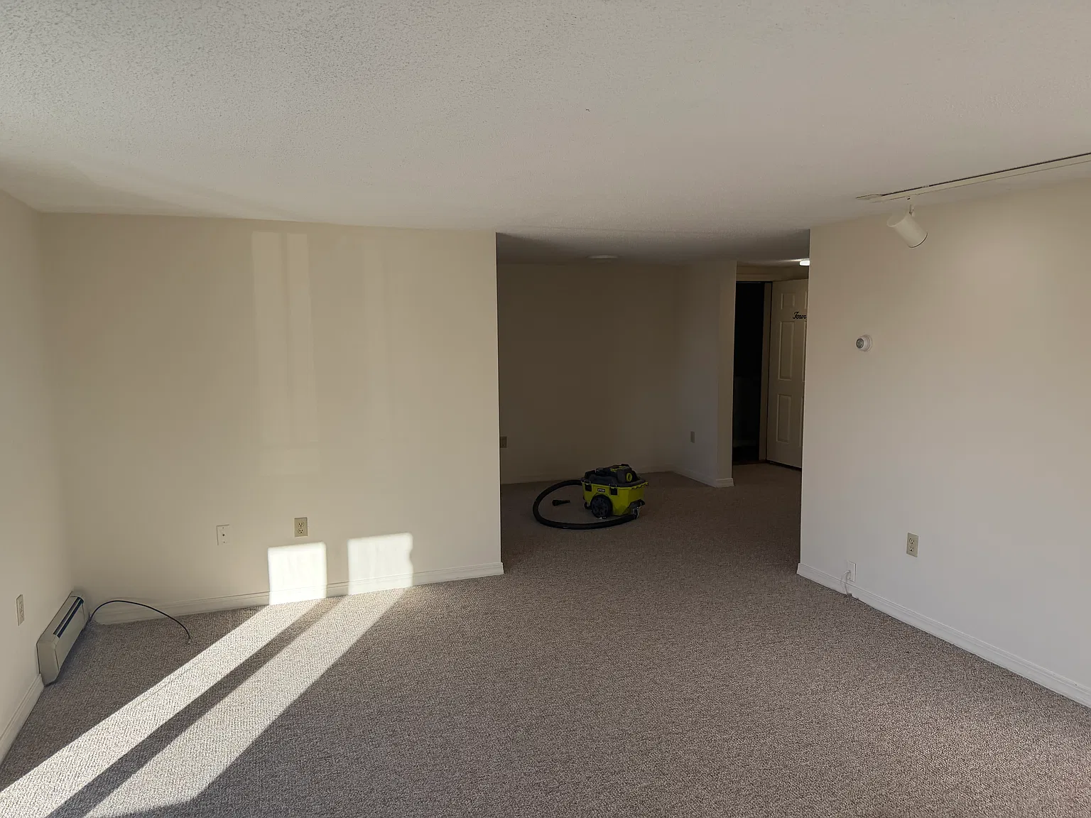 2 bed, 1000 sqft, $1,575 — Photo 2