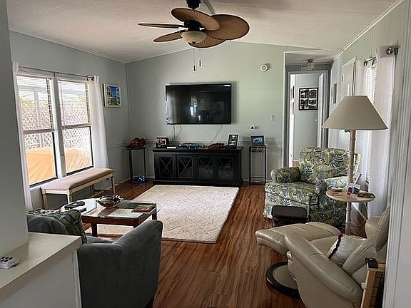 3rd image of 833 Perimeter Park Cir