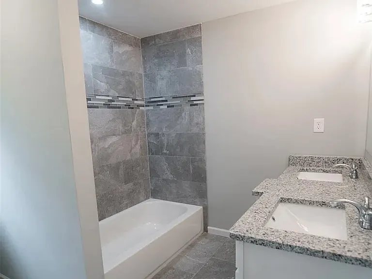 3255 Village Glen Trl — Photo 12
