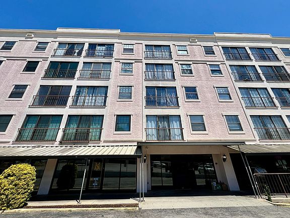 2nd image of 2009 Greene St APT 304