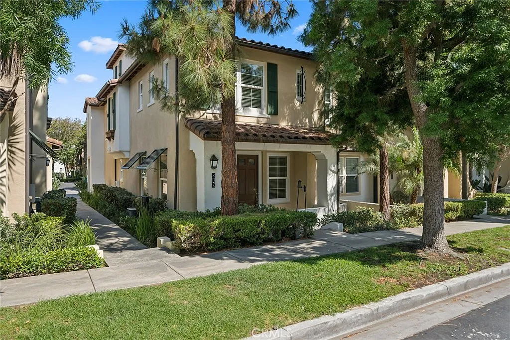 3 bed, 2.5 bath, 1443 sqft, $4,400 — Photo 1