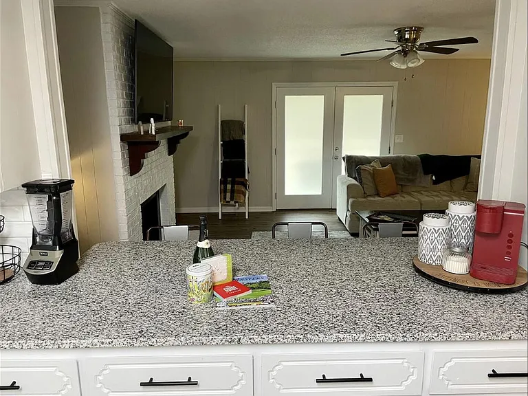 2411 Castlewood Dr — Photo 10