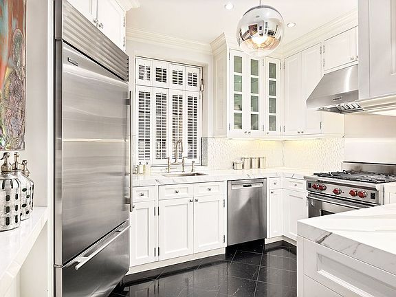 3rd image of 171 W 71st St #2E