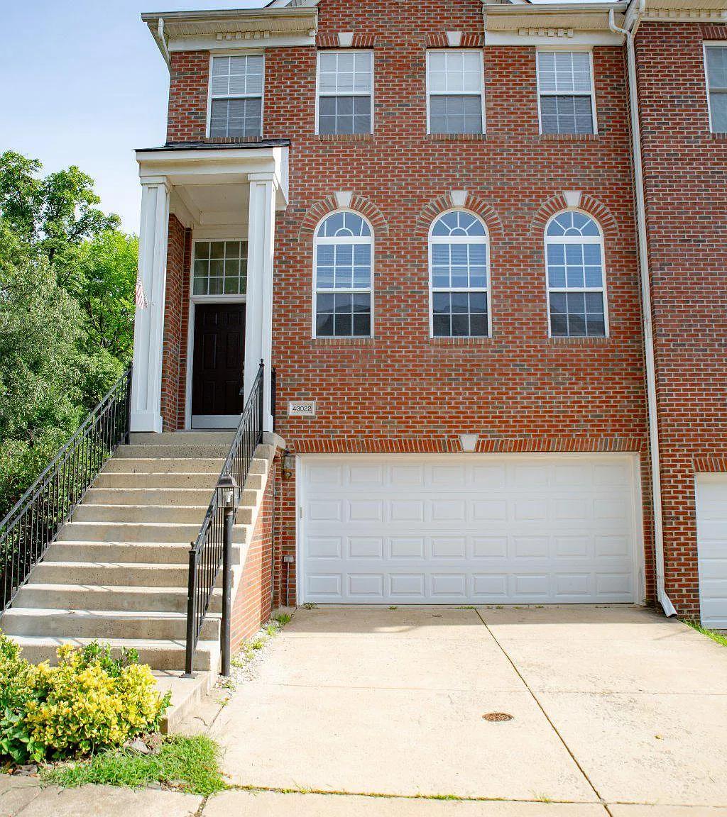 4 bed, 3.5 bath, 2426 sqft, $3,400 — Photo 1