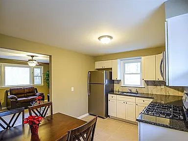 3rd image of 423 S Willow Ave