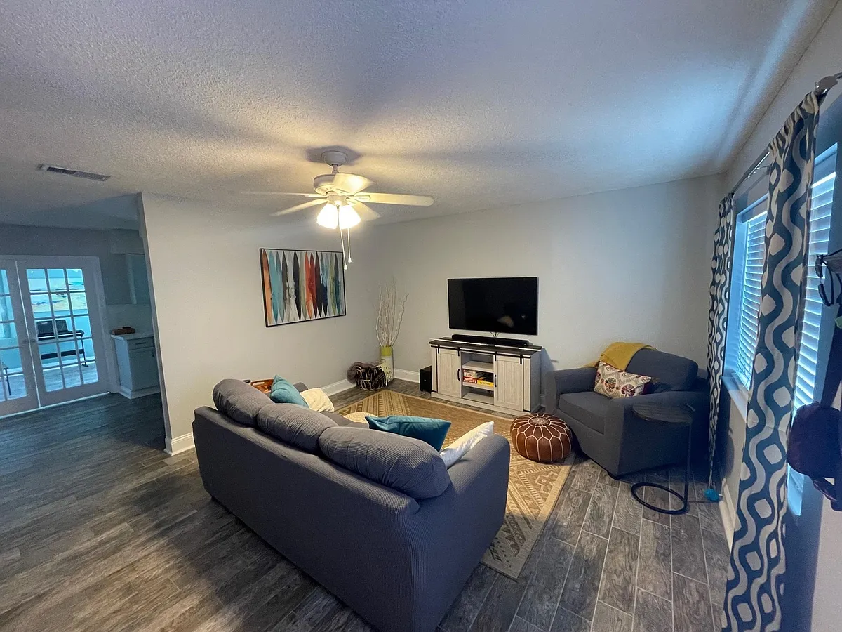 Building Photo - 250 Tropic Way St