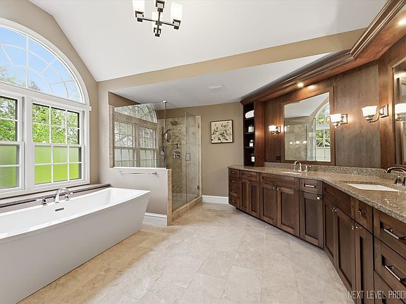 4th image of 1005 Stonehedge Rd