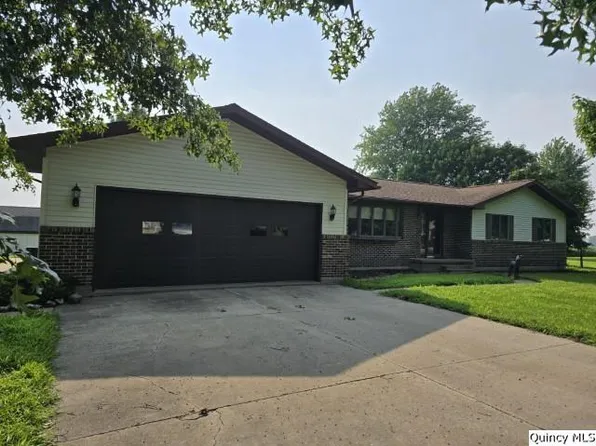 400 N 4th St, Carthage, IL 62321