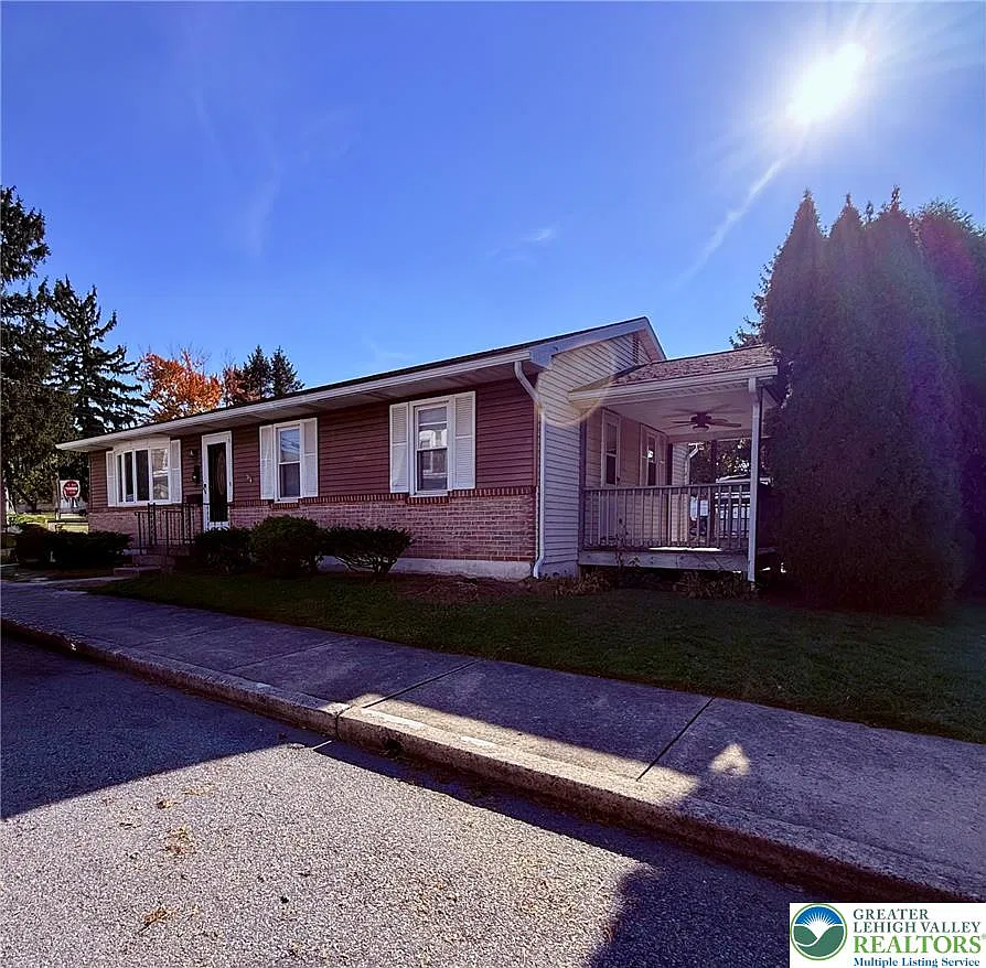 3 bed, 1.0 bath, 1212 sqft, $2,475 — Photo 1