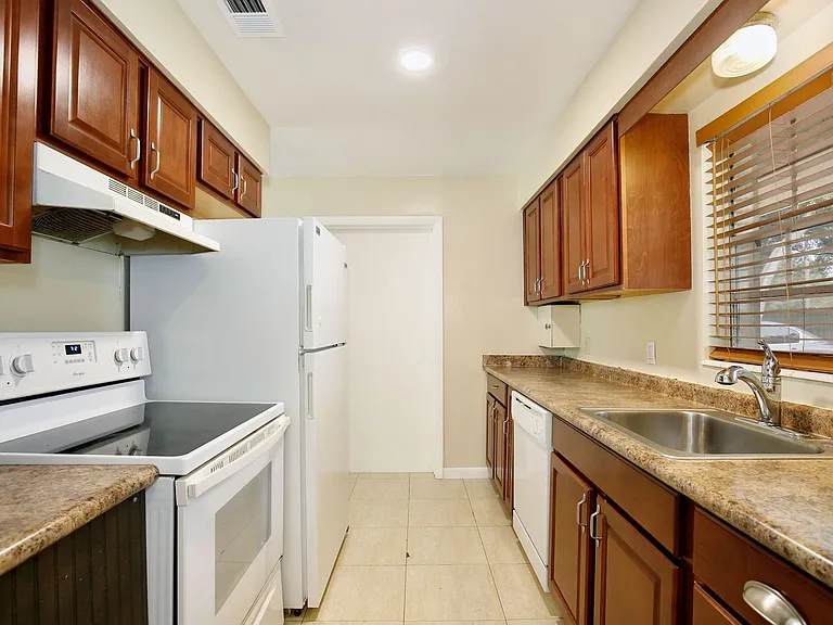 365 E Marvin Ave — Photo 3