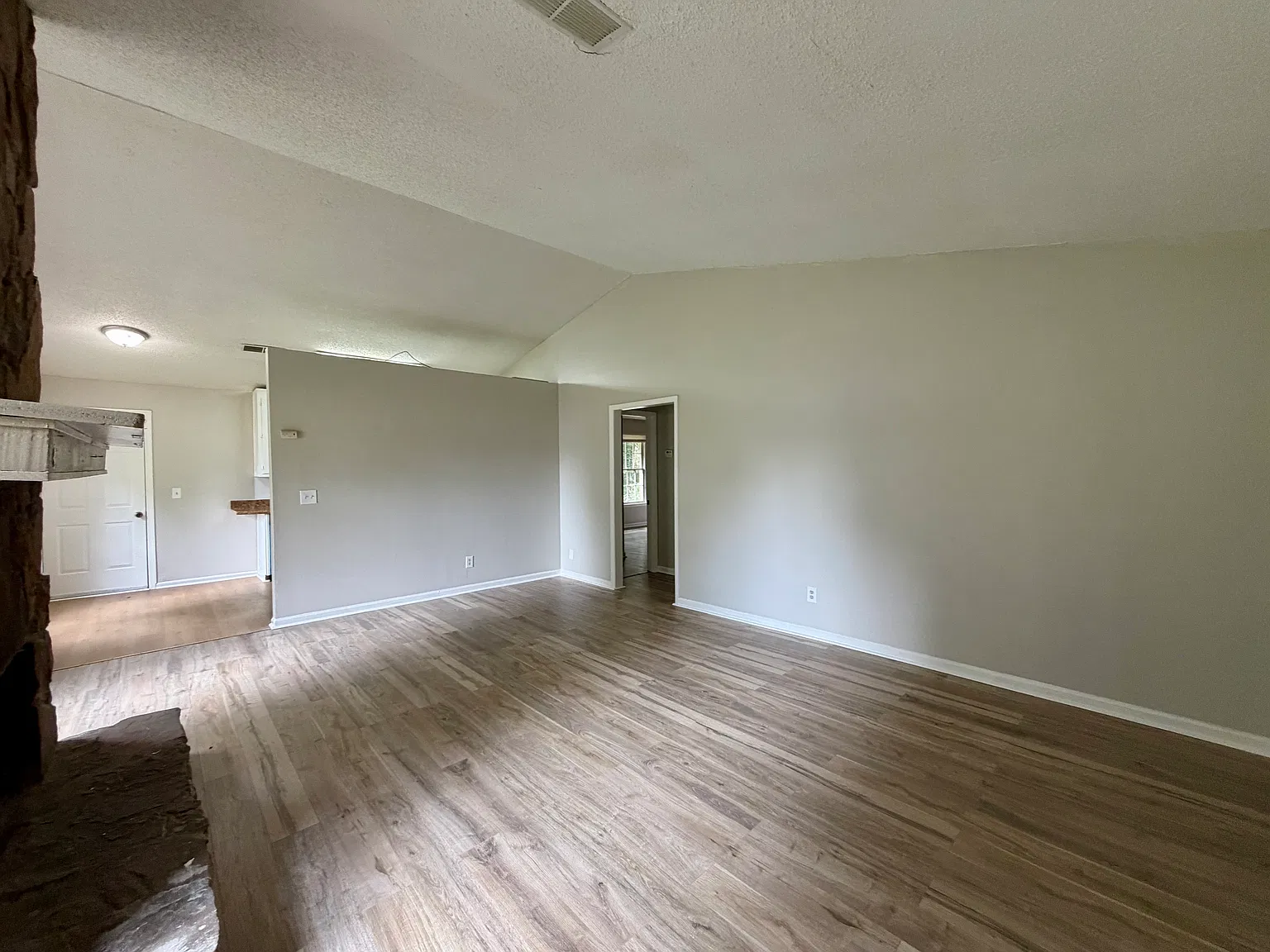 2 bed, 1.5 bath, 1080 sqft, $1,300 — Photo 3