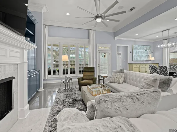 8915 Fox Gate Dr, Baton Rouge, LA 70809
