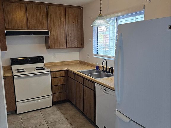 3rd image of 2320 El Molino Cir