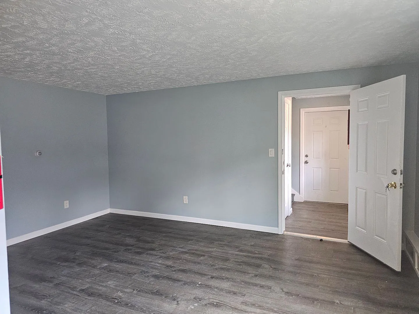 2 Bedroom 1 Bathroom Apartment For Rent In Bellevue! — Photo 3