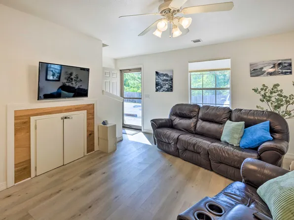 1128 N Iron Horse Dr, Fayetteville, AR 72703