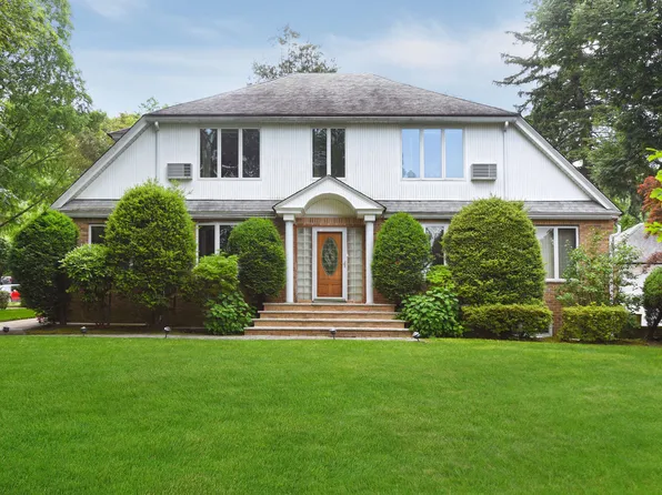 371 Hollywood Avenue image 1 of 13