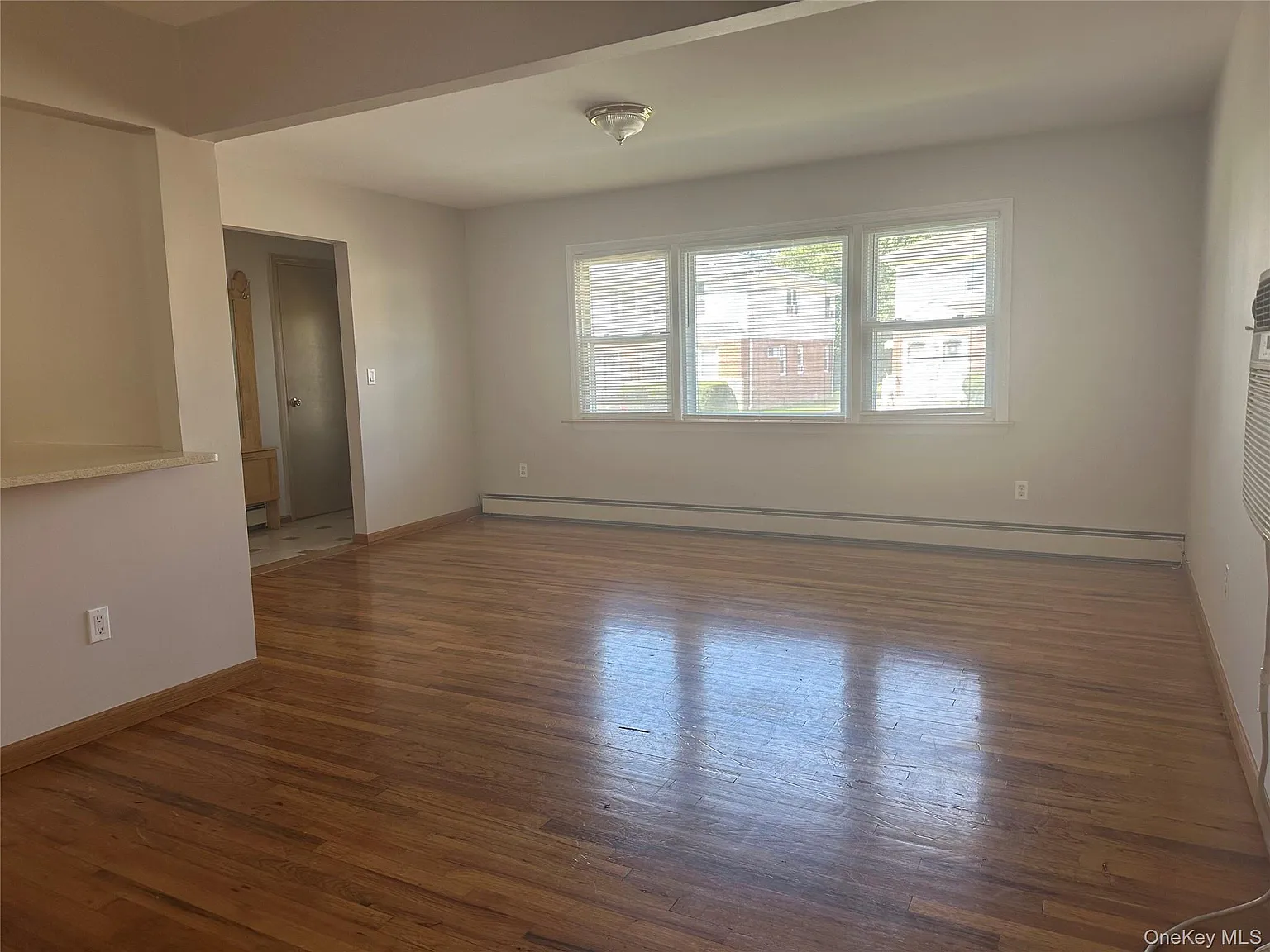 3 bed, 1.5 bath, 2300 sqft, $3,400 — Photo 2