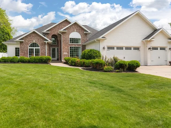 421 N Pennwood Cir, Green Bay, WI 54301