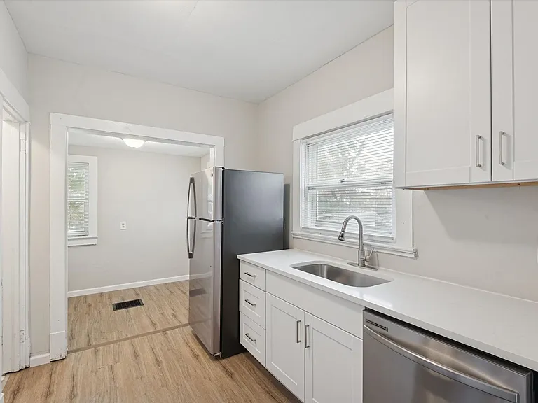 2302 Saratoga Ave — Photo 6