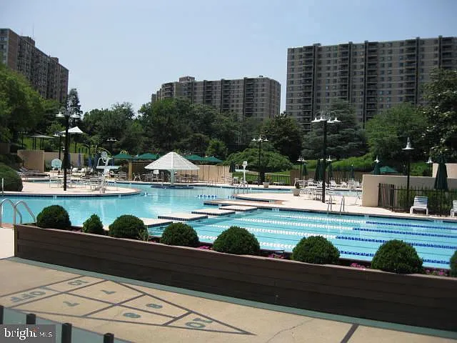 Watergate At Landmark — Photo 3