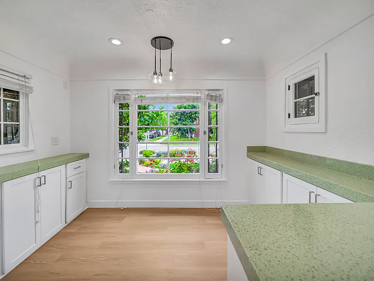 546 S Beachwood Dr — Photo 26