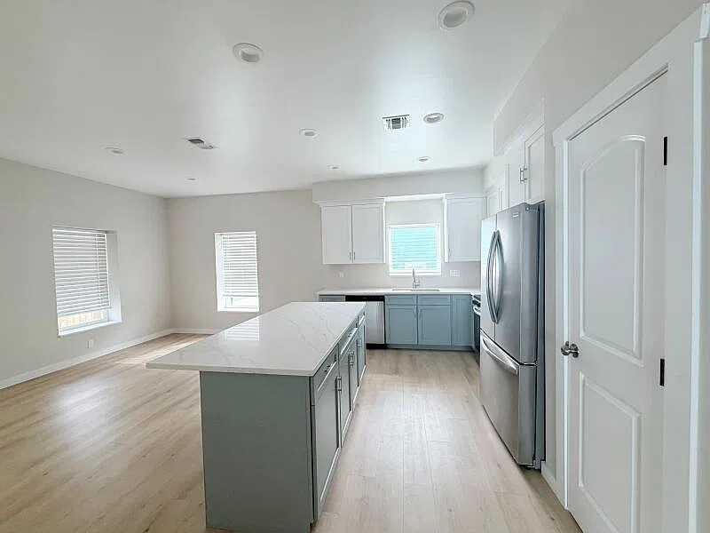 4 bed, 3.5 bath, 1720 sqft, $2,200 — Photo 2