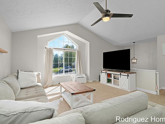 5th image of 11085 Stanford Ave