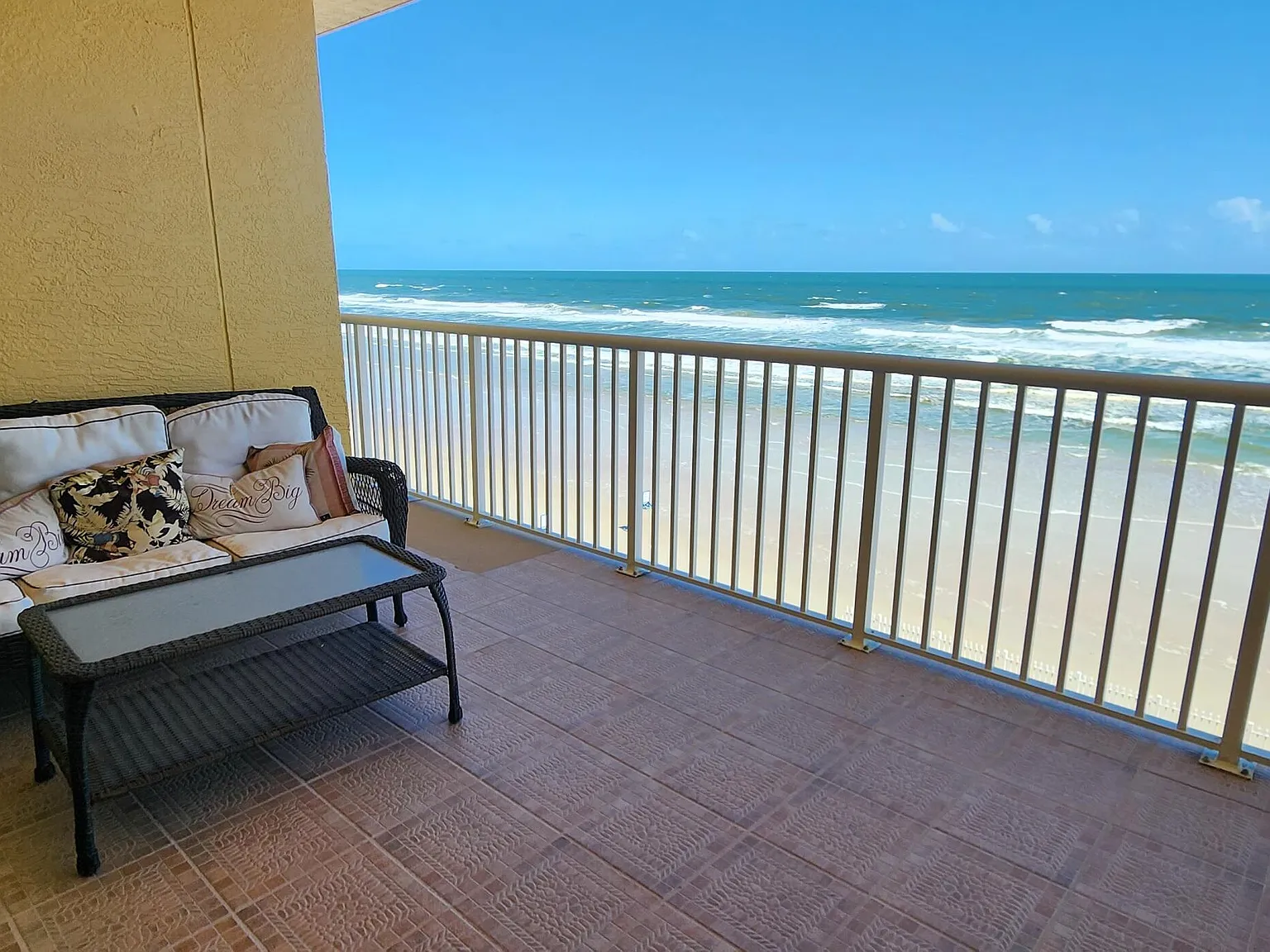 3 bed, 3.0 bath, 2330 sqft, $3,500 — Photo 3