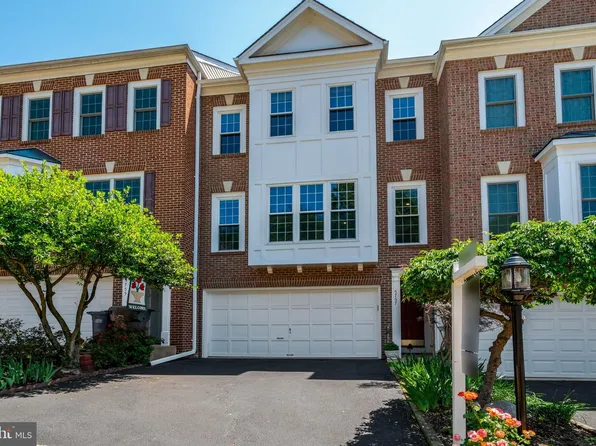 5757 Governors Pond Cir, Alexandria, VA 22310
