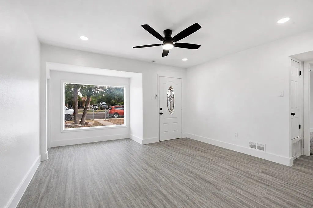 3 bed, 2.0 bath, 1300 sqft, $2,200 — Photo 4